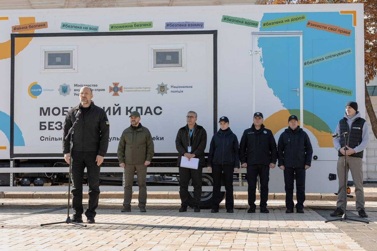 15 мобільних класів безпеки - у 10 регіонах україни: unicef урочисто передали міністерству внутрішніх справ україни сертифікати