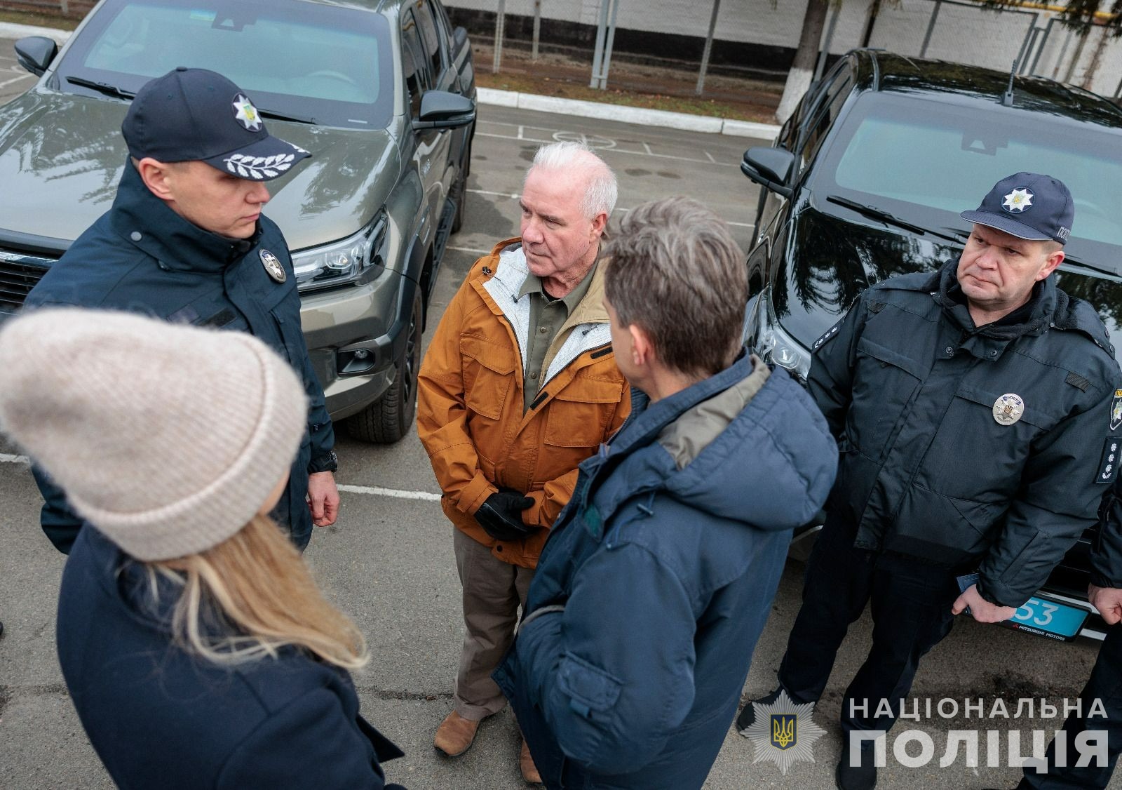 слідчі підрозділи нацполіції отримали від американських партнерів броньовані авто для документування воєнних злочинів росії