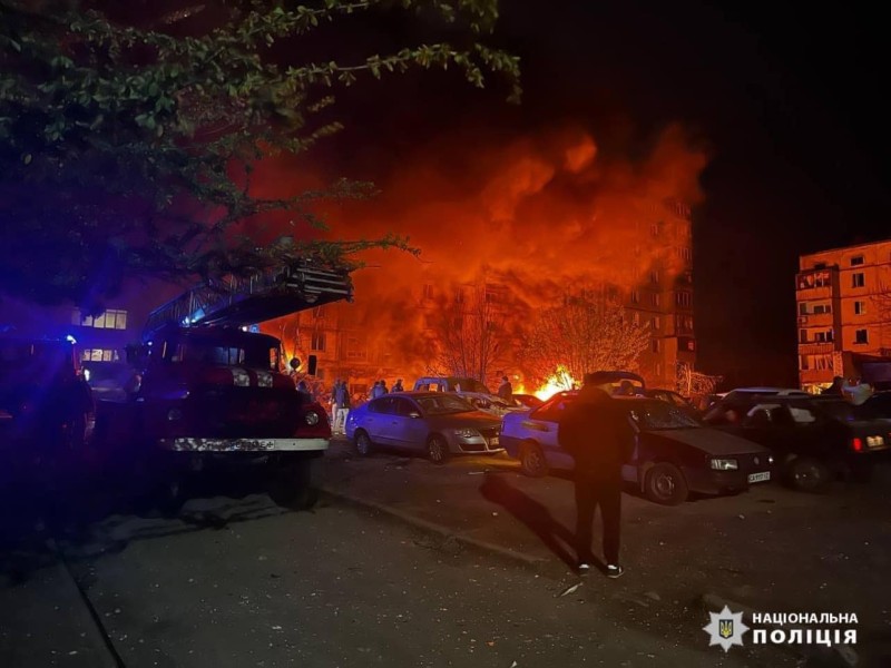 ракетний удар по умані: на місці влучання в багатоповерхівку працюють усі профільні служби (оновлюється)