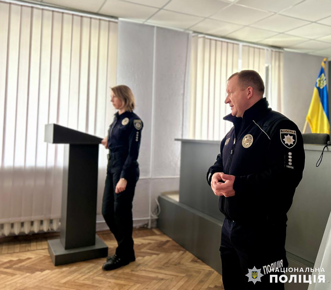 поліцейські звягельщини проводять інформаційні заходи для ліцеїстів поліцейські звягельщини проводять інформаційні заходи для ліцеїстів