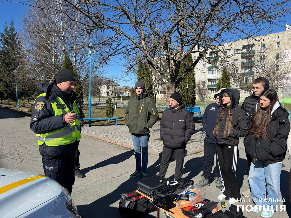 поліцейські звягельщини проводять інформаційні заходи для ліцеїстів поліцейські звягельщини проводять інформаційні заходи для ліцеїстів