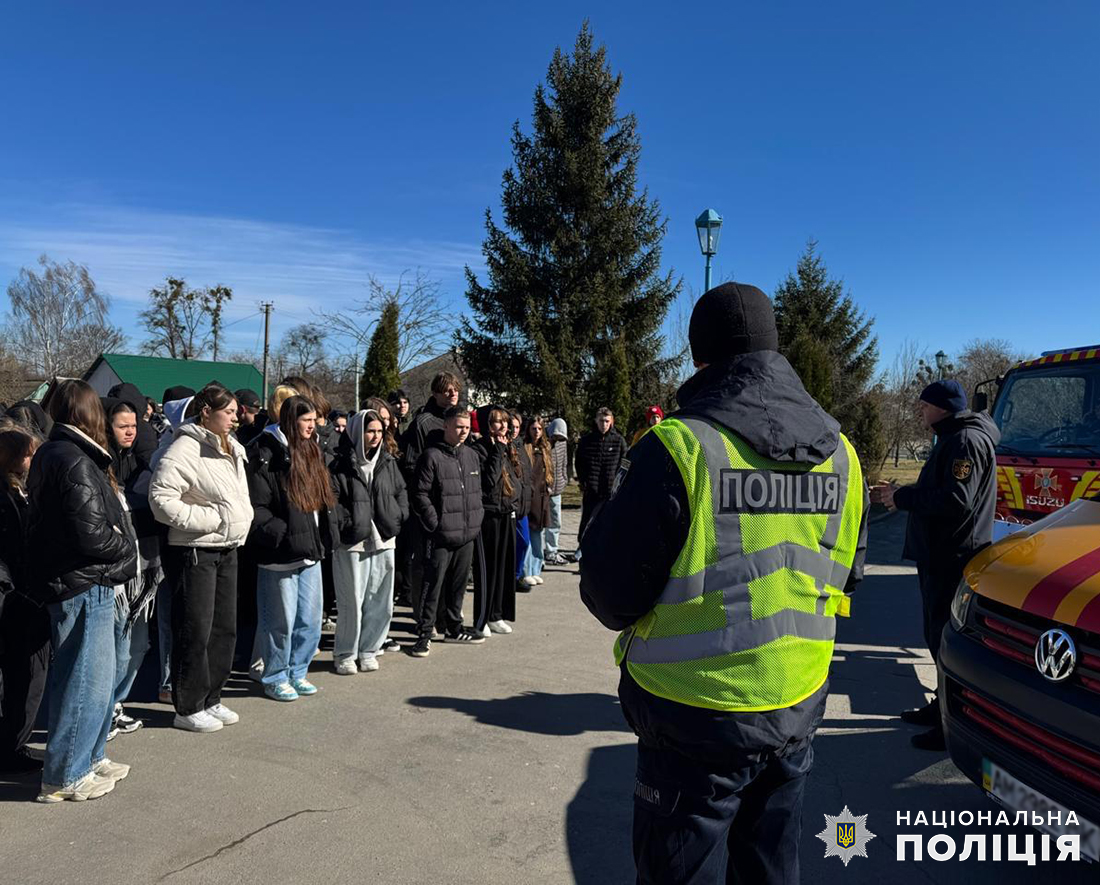 поліцейські звягельщини проводять інформаційні заходи для ліцеїстів поліцейські звягельщини проводять інформаційні заходи для ліцеїстів