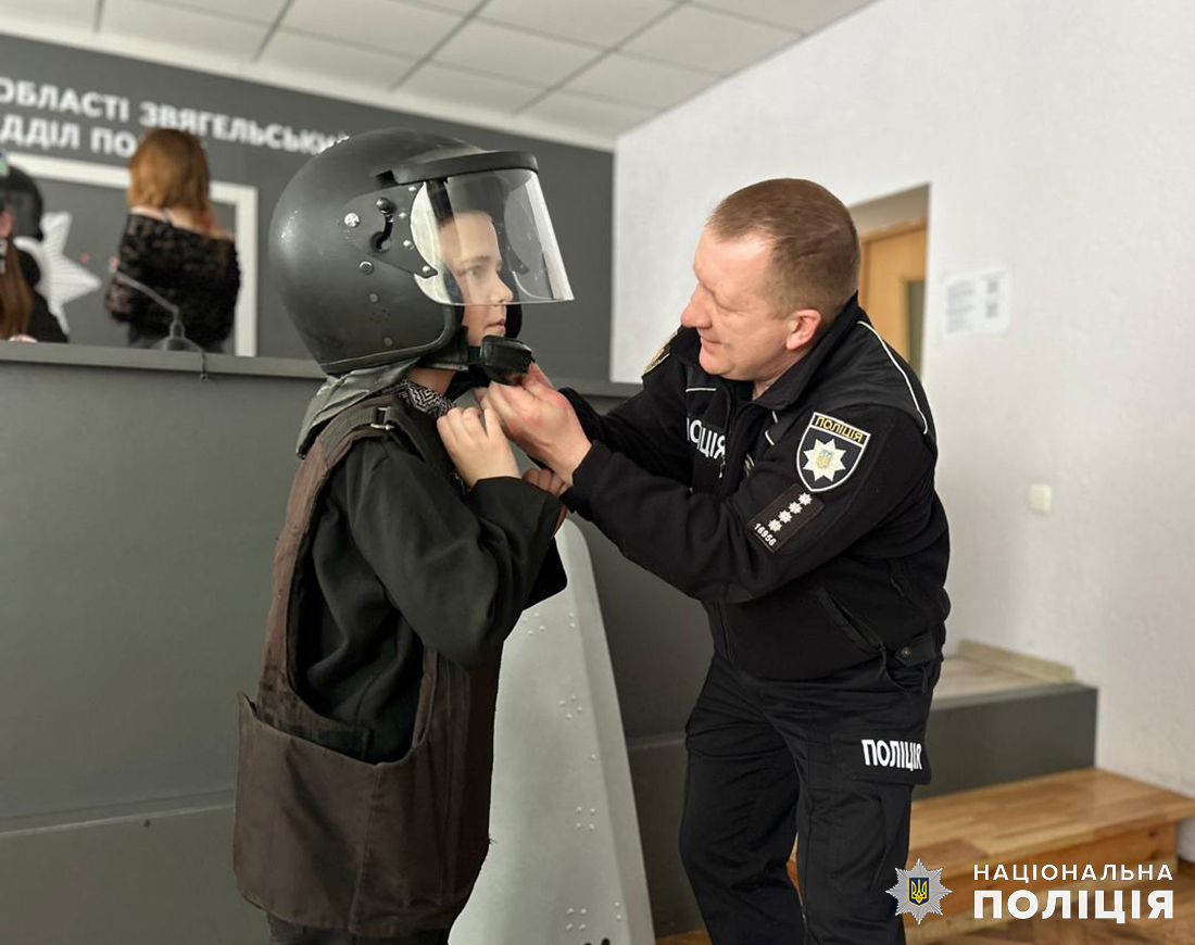поліцейські звягельщини проводять інформаційні заходи для ліцеїстів поліцейські звягельщини проводять інформаційні заходи для ліцеїстів