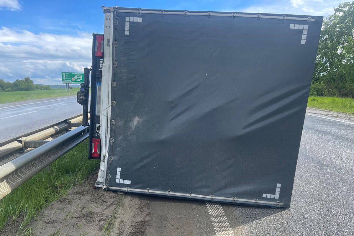 На Львівщині внаслідок зіткнення з вантажівкою загинув водій легковика та травмований п’ятирічний хлопчик – поліцейські встановлюють обставини події