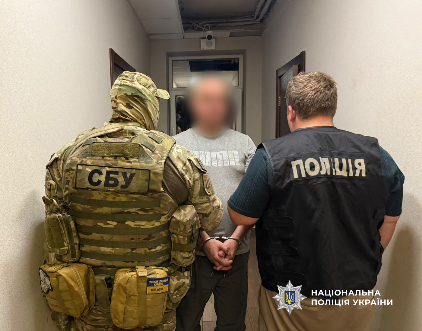Правоохоронці тримають правопорушника