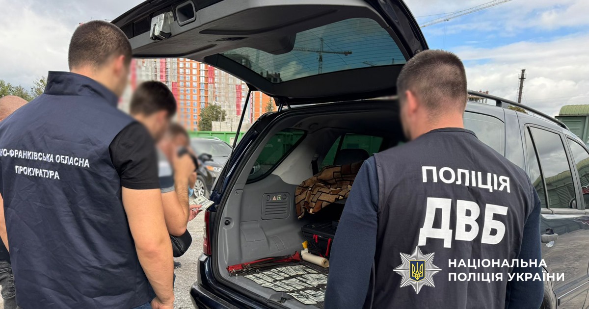 Поліцейські вилучають речові докази