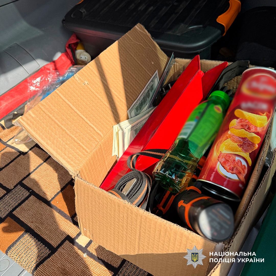 Речові докази в картонній коробці