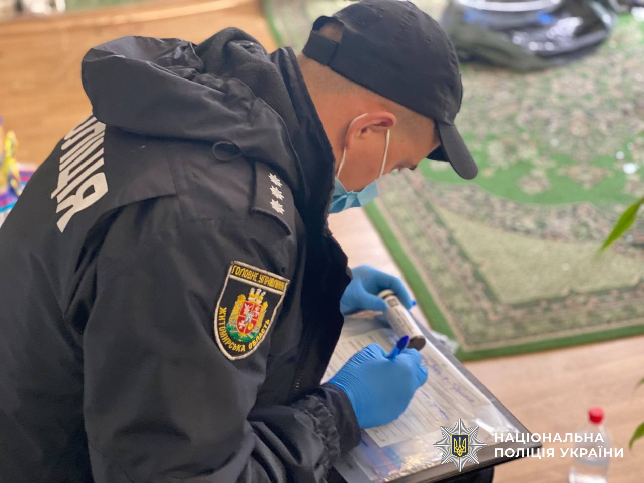 Поліцейський вилучає речові докази