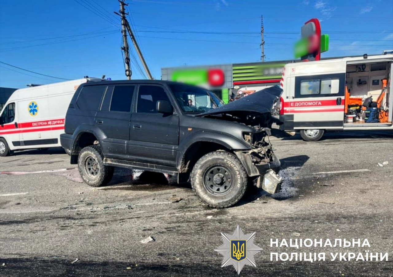 На фото зображений автомобіль із пошкодженнями. Фото з місця події.