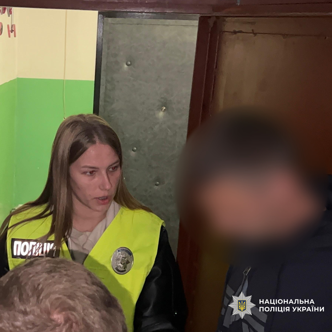Поліцейська зачитує ухвалу суду зловмиснику
