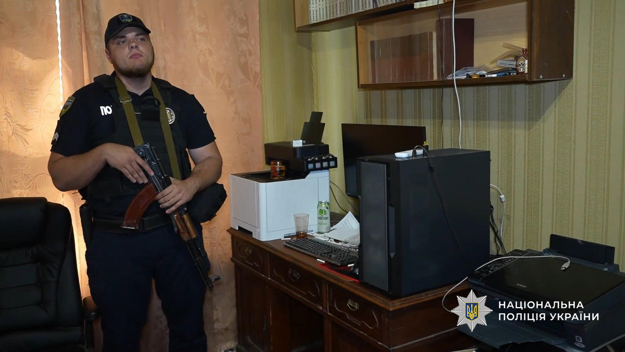 поліцейський БПОП у квартирі правопорушника