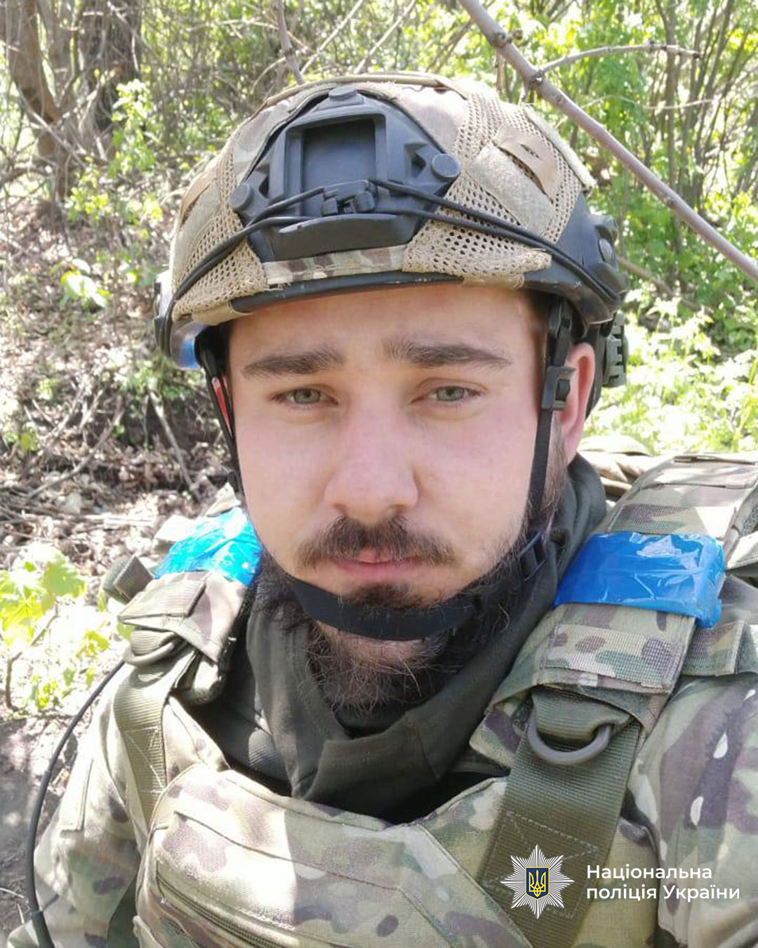 Фото поліцейського в камуфльованому однострої