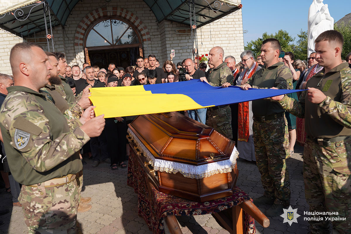 Чин похорону поліцейського - над труною загиблого розгорнуто синьо-жовтий прапор України