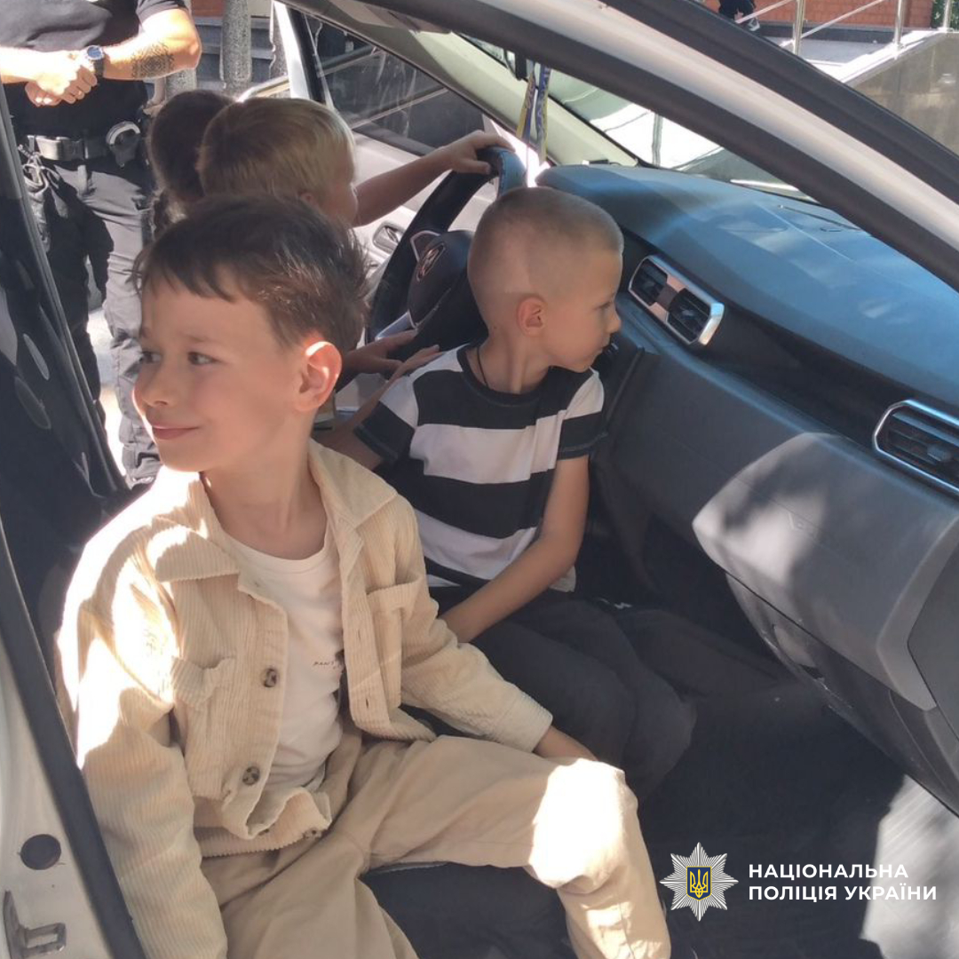 Діти на передніх сидіннях поліцейського авто