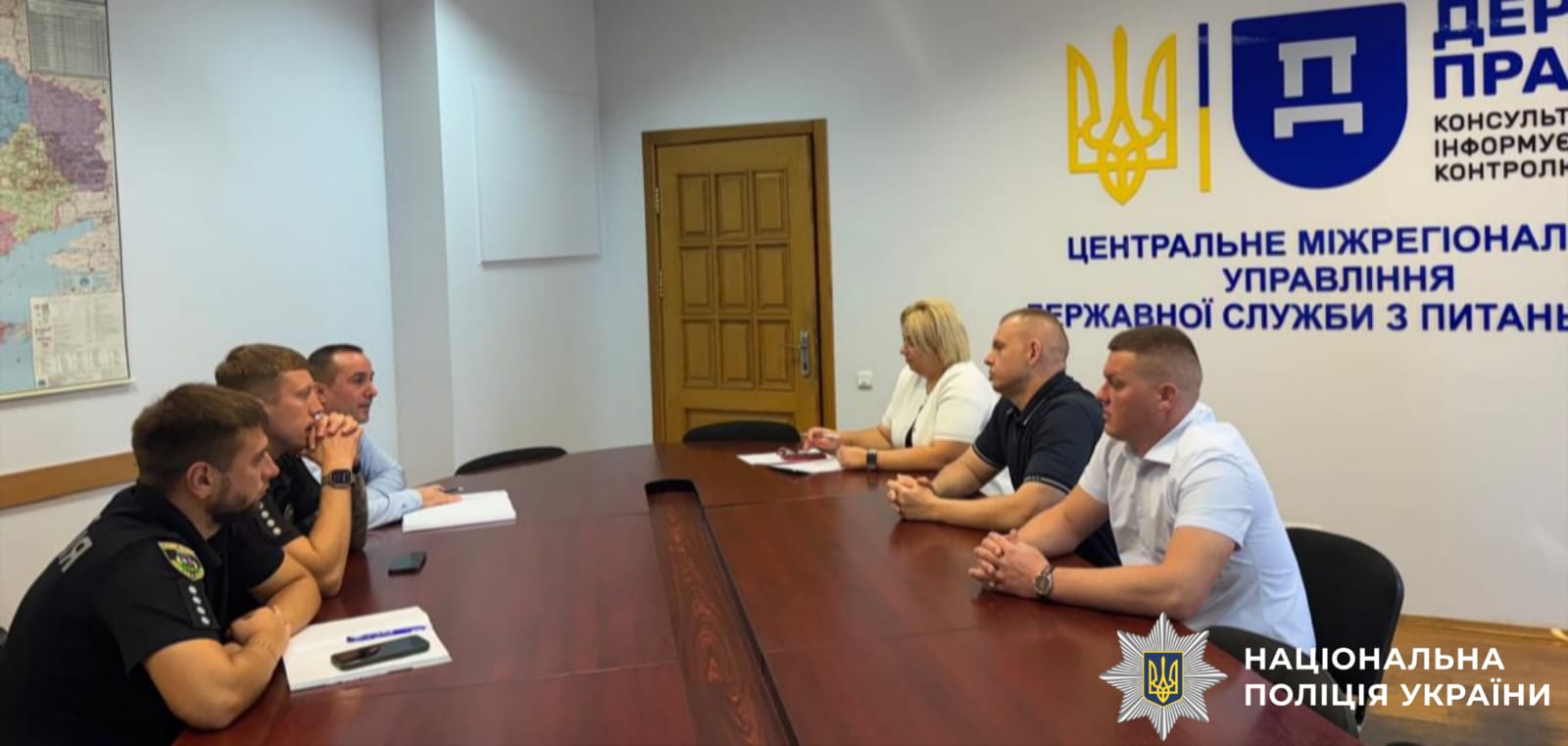 На фото зображені учасники робочої зустрічі, які сидять за столом. Фото зроблене безпосередньо під час обговорення питань, описаних у публікації.