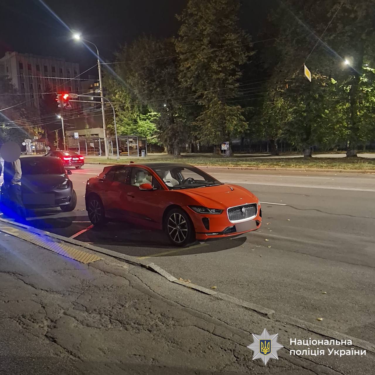 Аварія сталась 24 серпня ввечері на перетині вулиць Генерала Арабея та Хмельницького шосе.

За попередньою інформацією слідства, 29-річний водій автомобіля Jaguar, житель обласного центру, здійснив наїзд на дівчинку 10 років, яка вибігла на пішохідний перехід на забороняючий сигнал світлофора. Дитину госпіталізували.

На місці події працюють поліцейські. Усі обставини та причини ДТП встановлюються.

За цим фактом слідчі відкрили кримінальне провадження за ст. 286 Кримінального кодексу України.



Відділ комунікації поліції 

Вінницької області