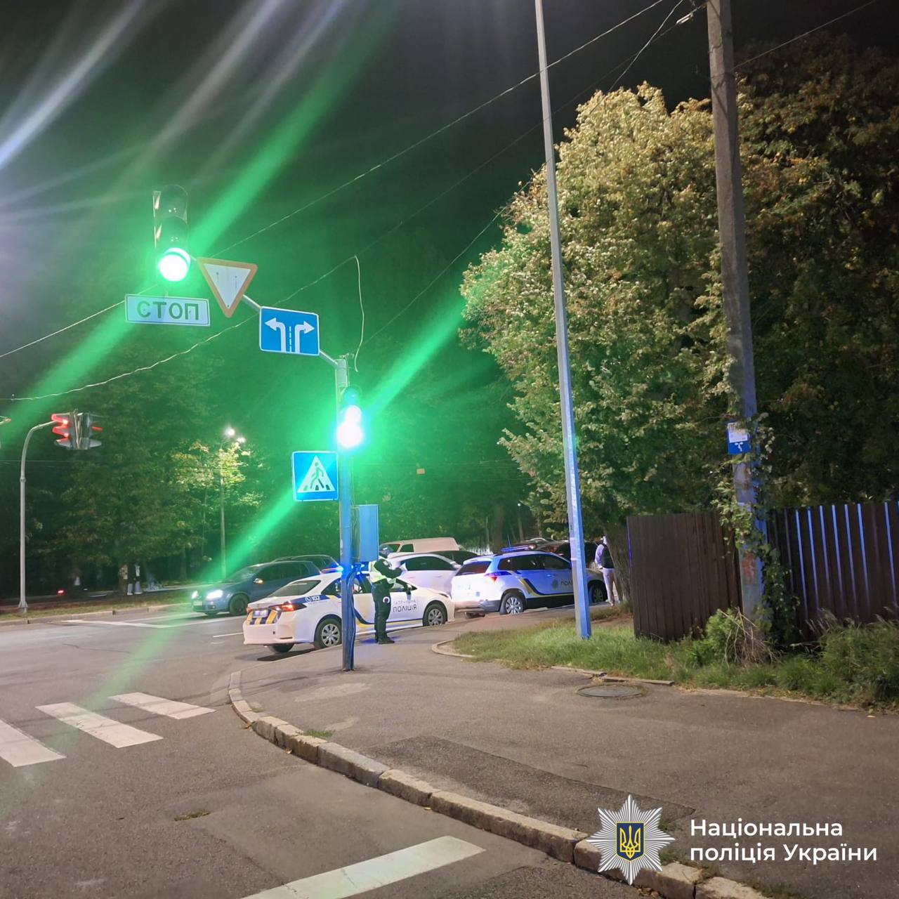 Аварія сталась 24 серпня ввечері на перетині вулиць Генерала Арабея та Хмельницького шосе.

За попередньою інформацією слідства, 29-річний водій автомобіля Jaguar, житель обласного центру, здійснив наїзд на дівчинку 10 років, яка вибігла на пішохідний перехід на забороняючий сигнал світлофора. Дитину госпіталізували.

На місці події працюють поліцейські. Усі обставини та причини ДТП встановлюються.

За цим фактом слідчі відкрили кримінальне провадження за ст. 286 Кримінального кодексу України.



Відділ комунікації поліції 

Вінницької області
