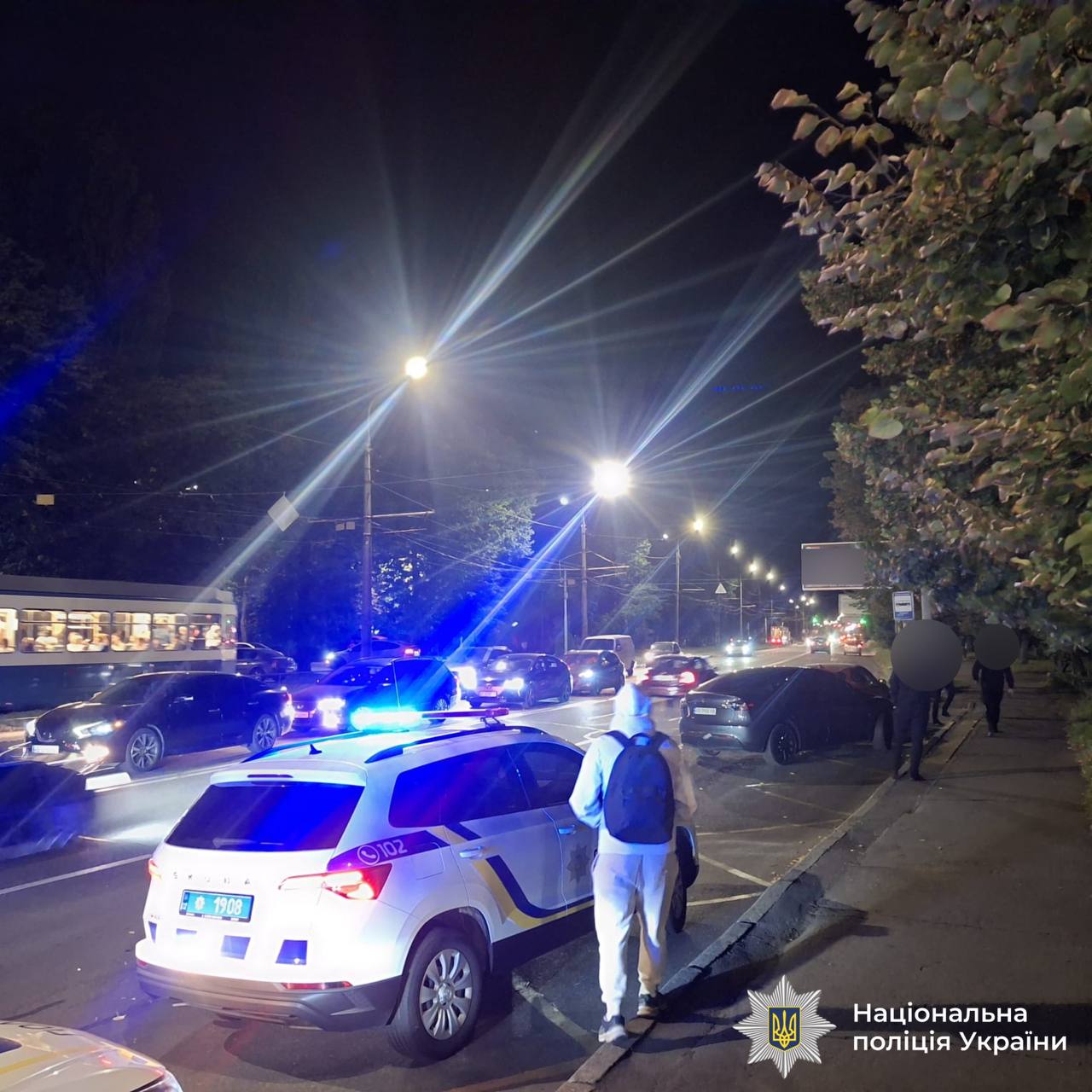 Аварія сталась 24 серпня ввечері на перетині вулиць Генерала Арабея та Хмельницького шосе.

За попередньою інформацією слідства, 29-річний водій автомобіля Jaguar, житель обласного центру, здійснив наїзд на дівчинку 10 років, яка вибігла на пішохідний перехід на забороняючий сигнал світлофора. Дитину госпіталізували.

На місці події працюють поліцейські. Усі обставини та причини ДТП встановлюються.

За цим фактом слідчі відкрили кримінальне провадження за ст. 286 Кримінального кодексу України.



Відділ комунікації поліції 

Вінницької області