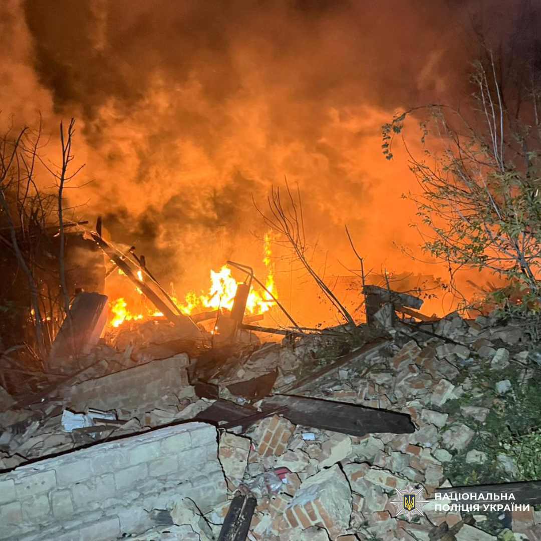 Горить зруйнований будинок в наслідок обсрілу