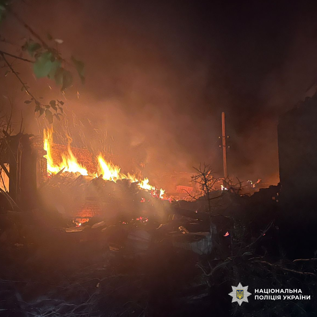 Горить зруйнований будинок в наслідок обсрілу