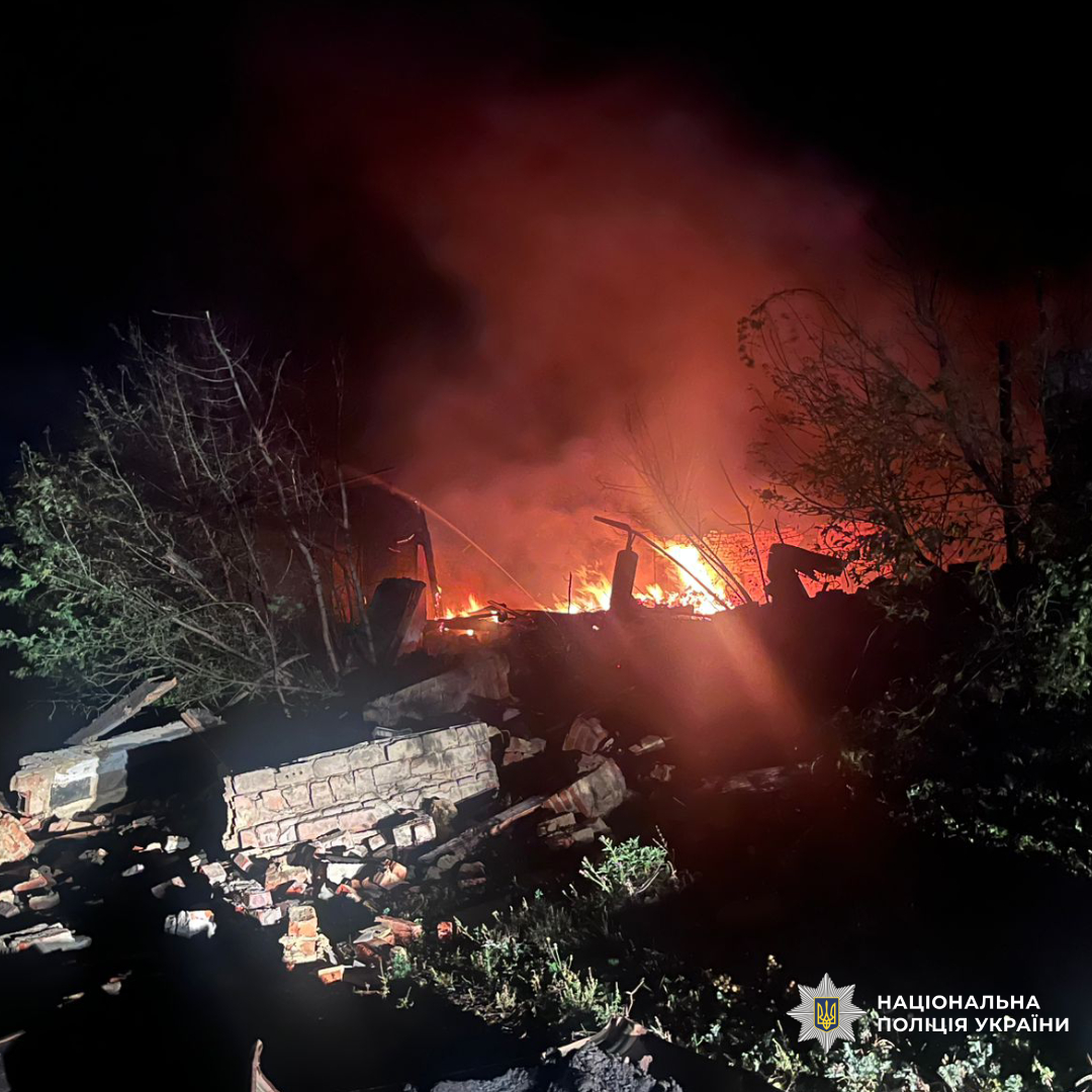 Горить зруйнований будинок в наслідок обсрілу
