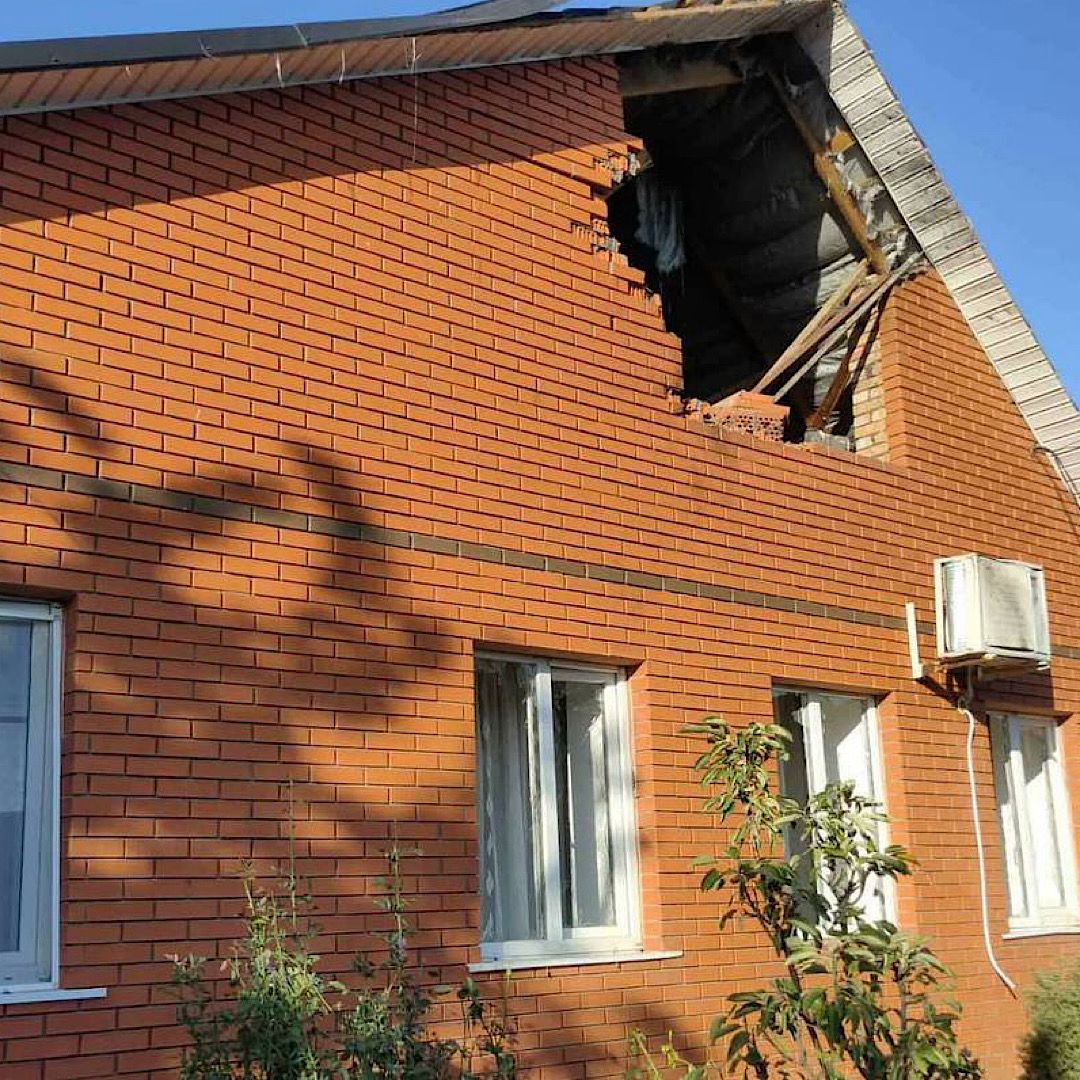 Будинок зі зруйнованим дахом