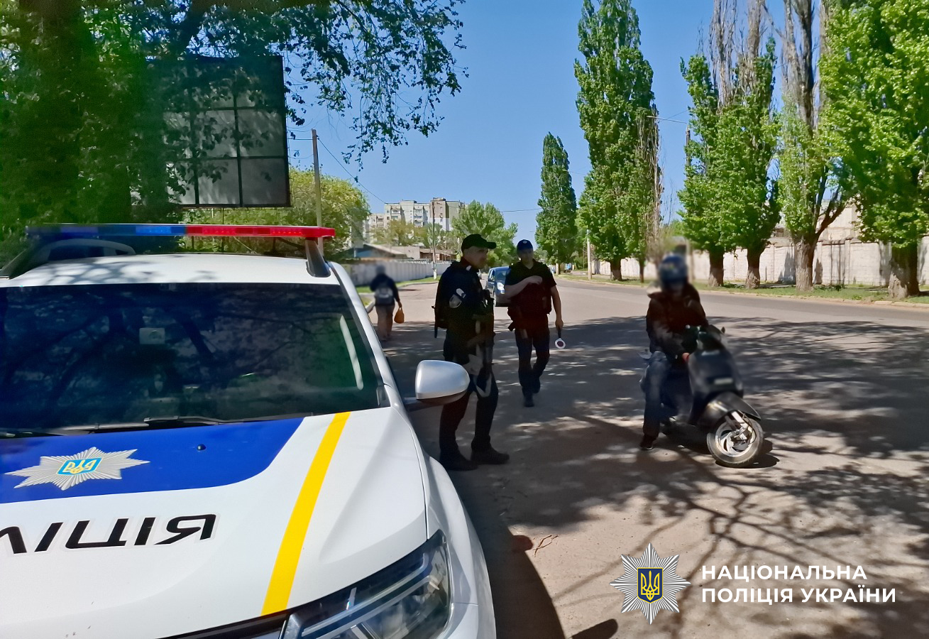 Поліцейські на дорозі  зупинили водія мопеда.