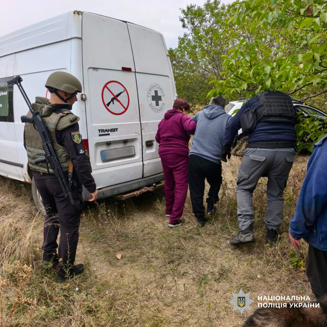 Поліцейський біля машини евакуації