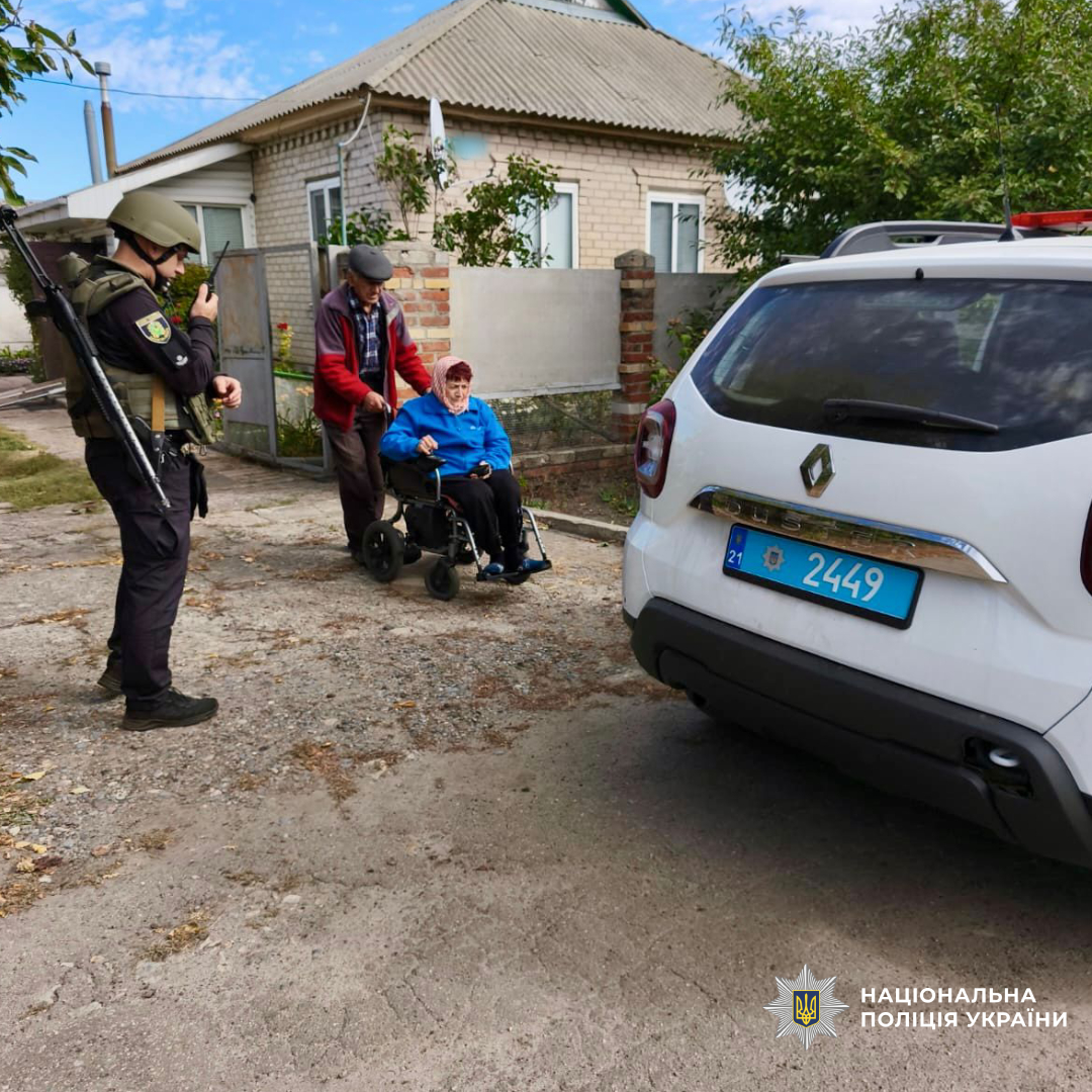 Поліцейський біля машини евакуації
