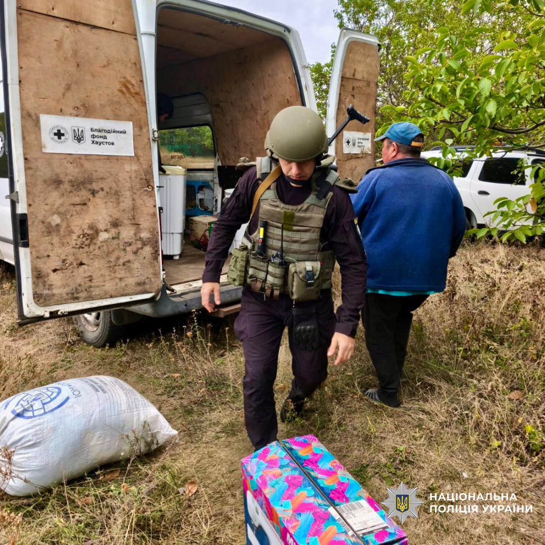 Поліцейський біля машини евакуації