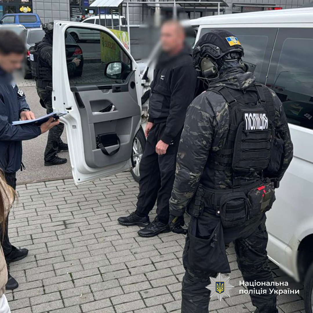 Співробітники поліції оголошують підозру