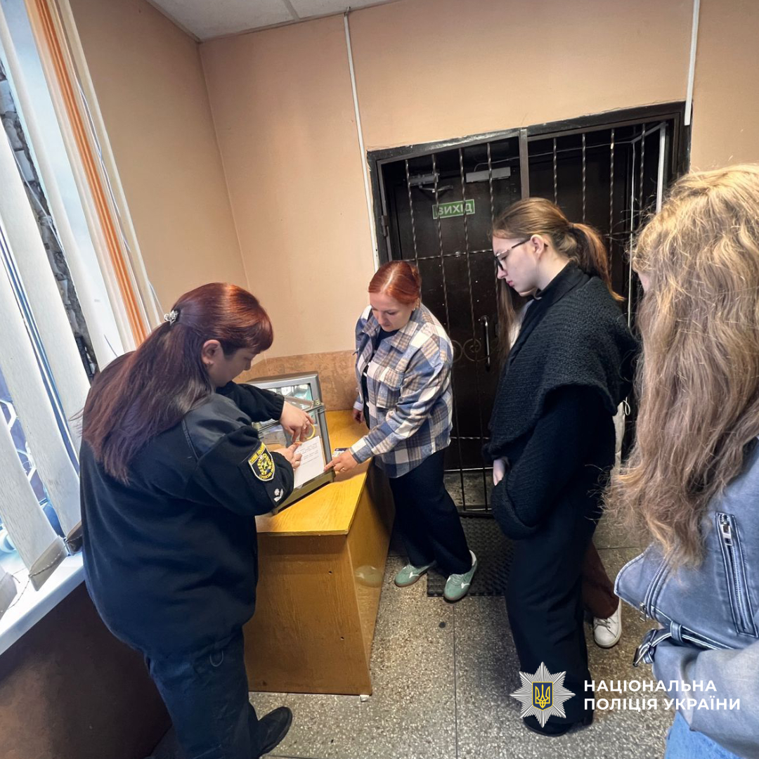 поліцейські Харківщини встановили скриньку для підтримки українських воїнів