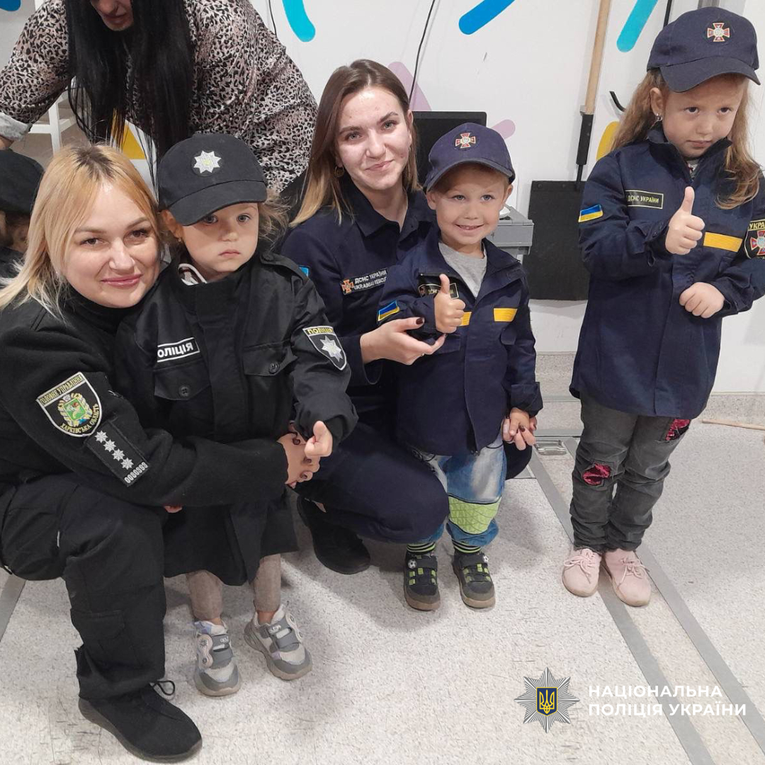 діти вивчають правила разом із поліцейськими та рятувальниками