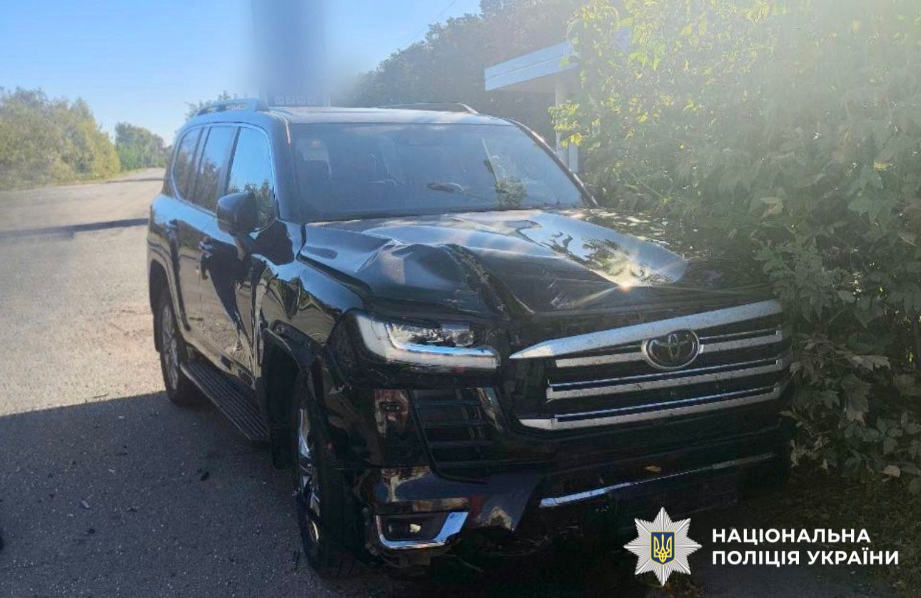 На фото зображено автомобіль Land Cruiser, який також постраждав в  аварії.