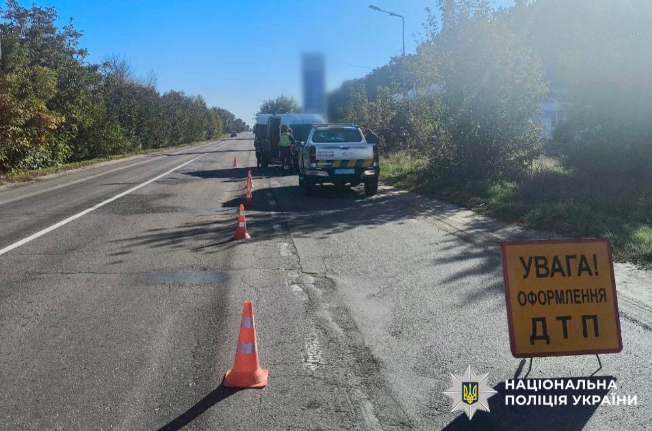 На фото зображено дорога та автомобіль швидкої допомоги та службове авто поліцейських, які знаходяться на місці ДТП.