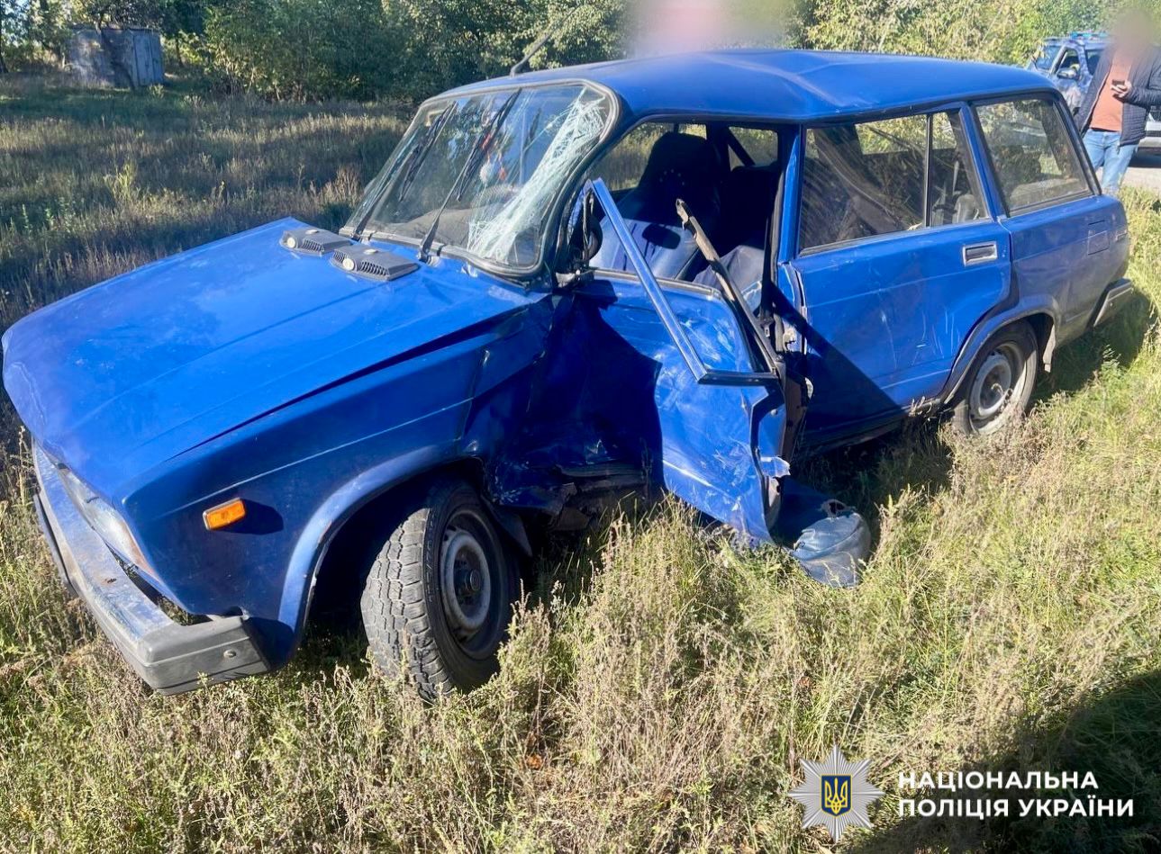 На фото зображений автомобіль ВАЗ, який постраждав внаслідок аварії.