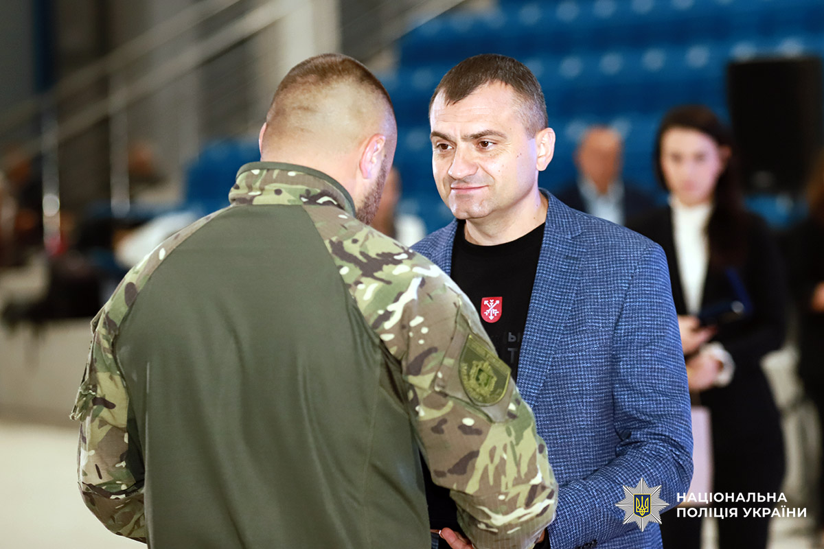 Мер Хмельницького Олександр Симчишин вручає нагороду поліцейському