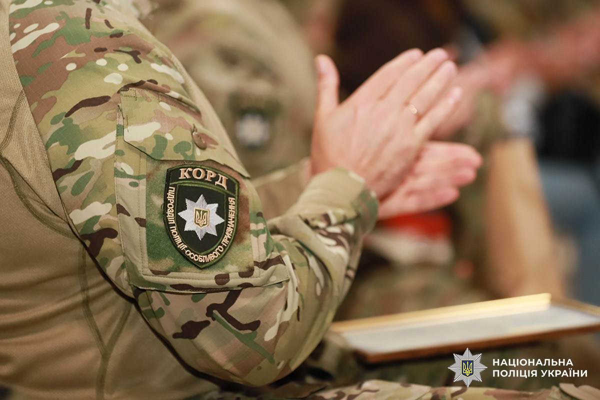Шеврон КОРДу на руці поліцейського спецпризначенця