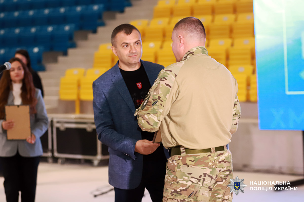 Мер Хмельницького Олександр Симчишин вручає нагороду поліцейському