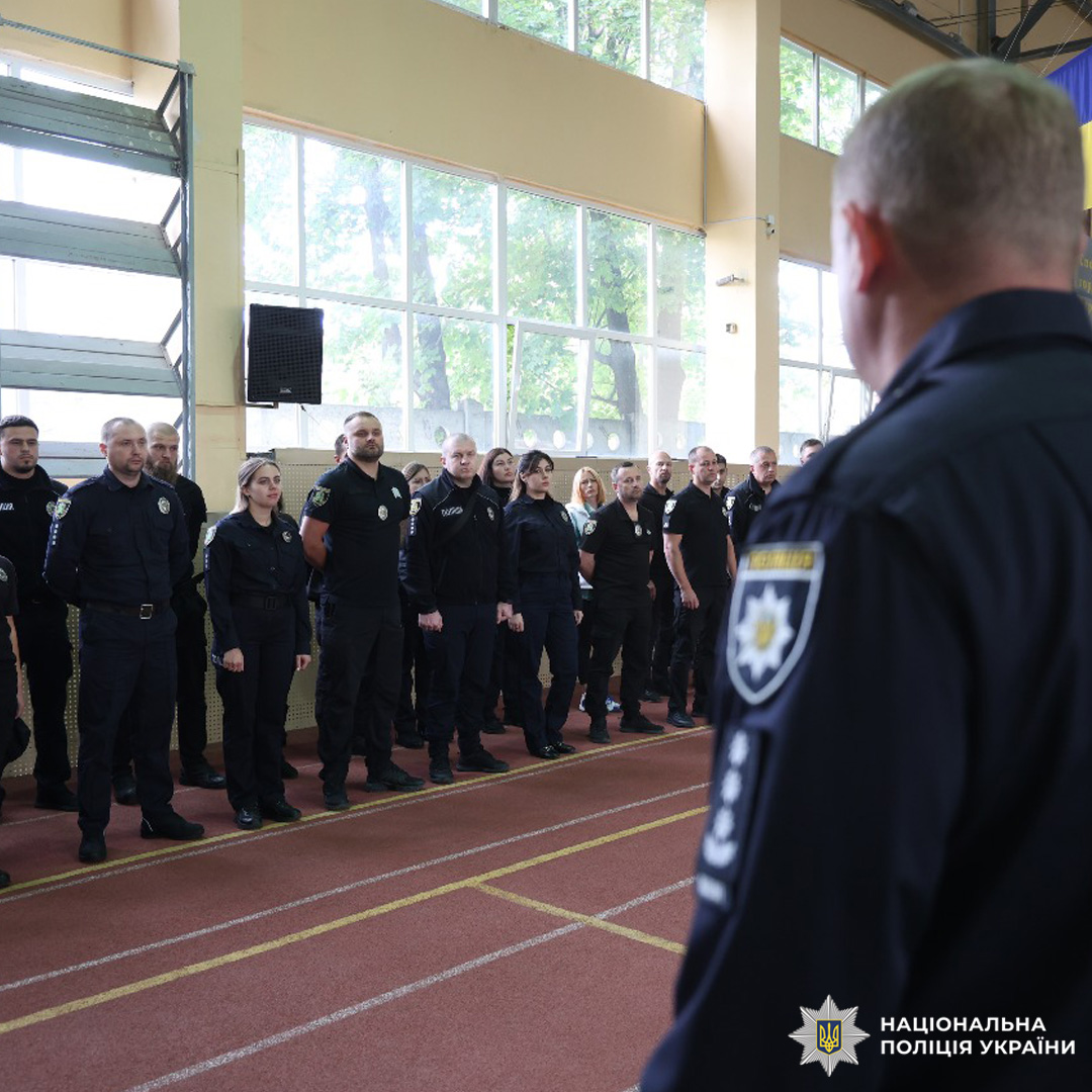 Поліцейські в залі з біговою доріжкою.