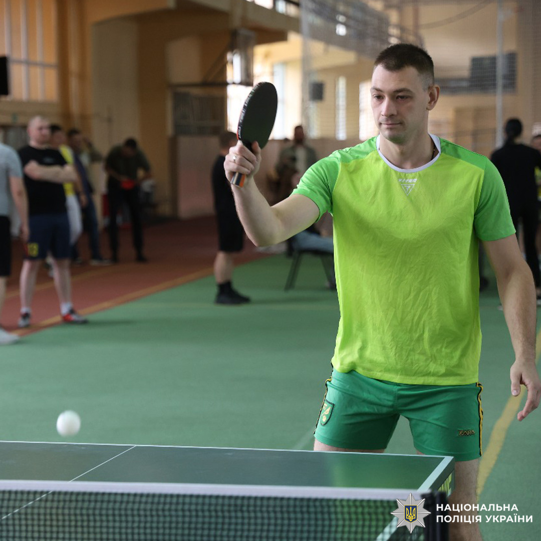 Гра в настільний теніс у залі.
