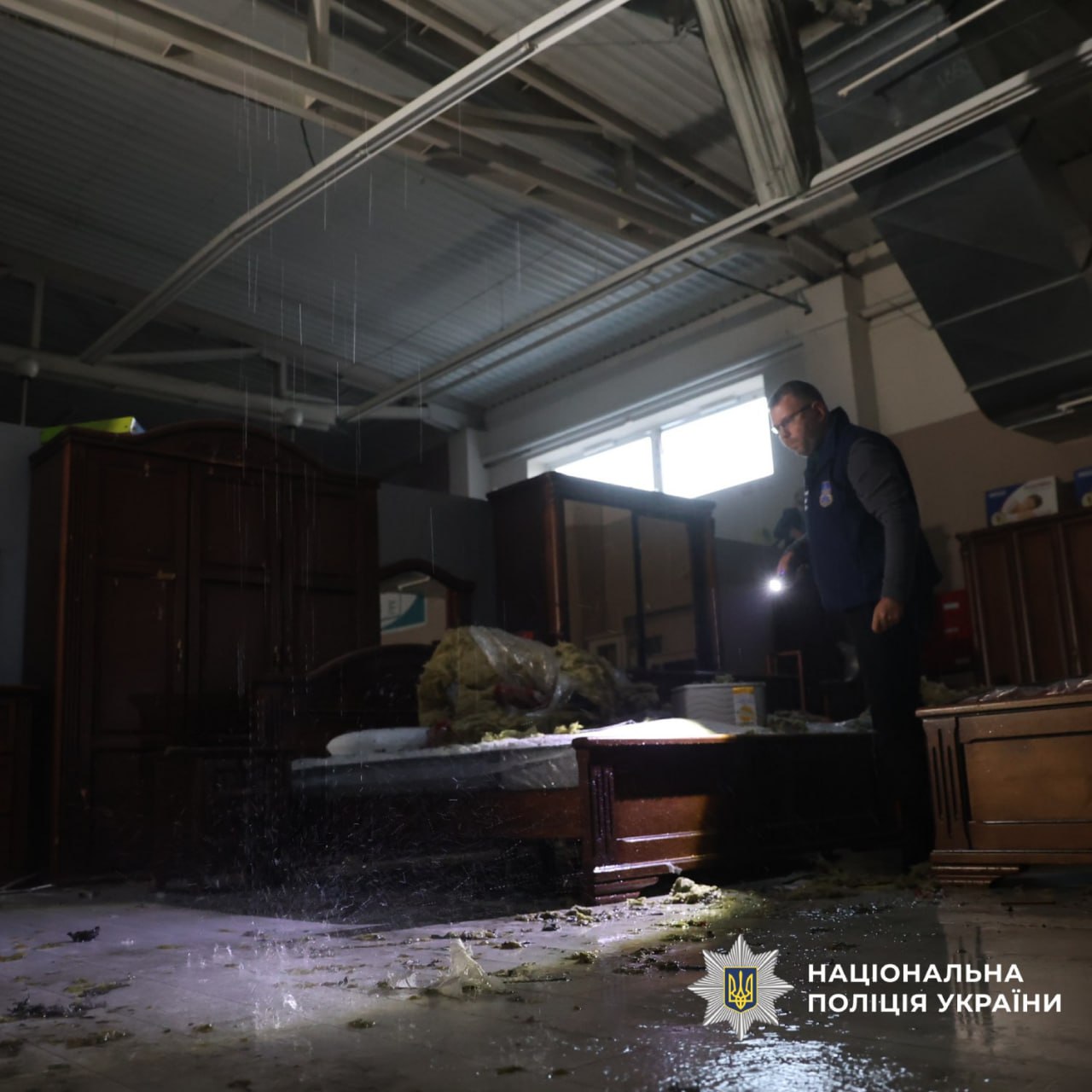 поліція документує наслідки ворожої атаки по Харкову