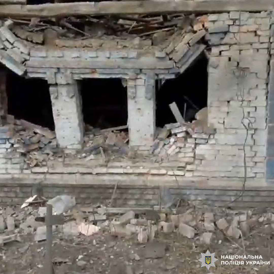 зруйнований будинок з пошкодженим дахом та стінами.