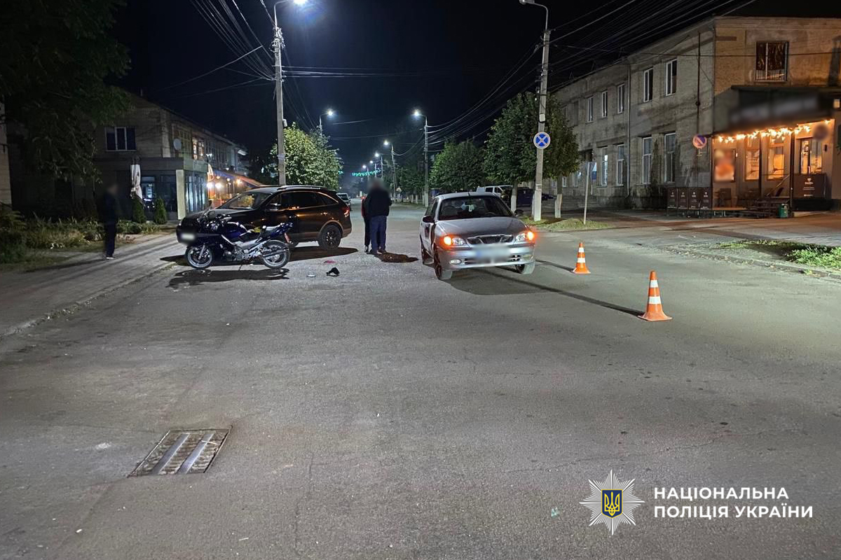 35-річний водій автомобіля «Daewoo Lanos», повертаючи на вулицю Миру, не надав переваги в русі та скоїв зіткнення з мотоциклом «Yamaha RP 08»