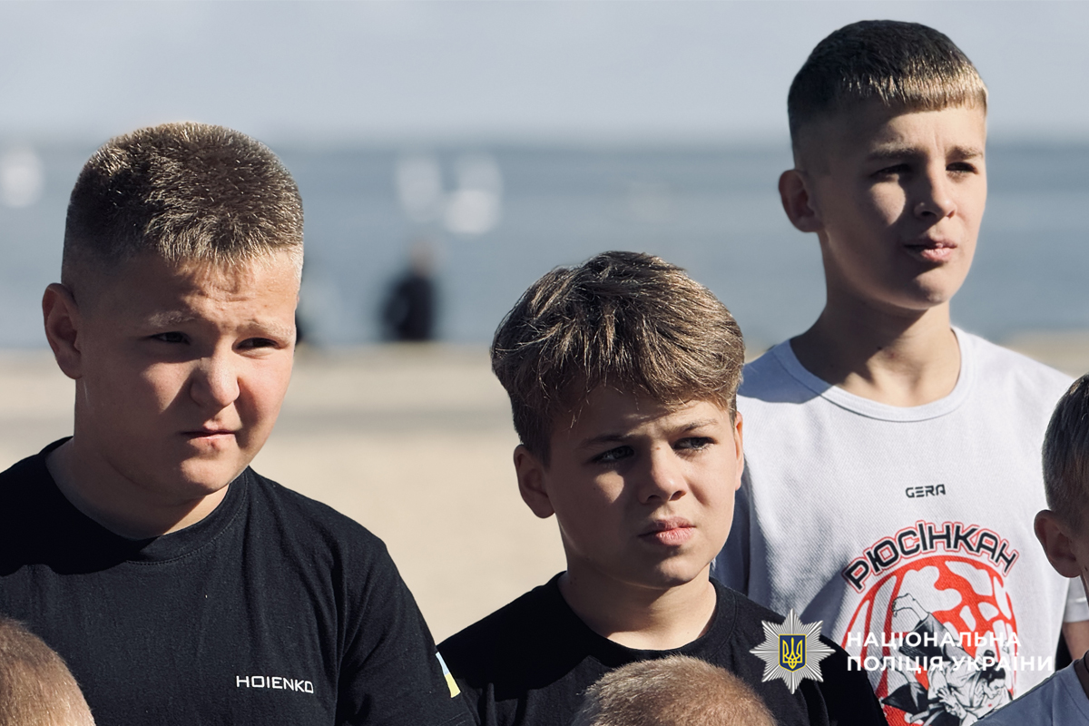 У Черкасах на майданчику для кросфіту казбетського пляжу відбувся відкритий турнір із фізичної підготовки, присвячений пам’яті поліцейських, які загинули під час виконання службових обов’язків.
