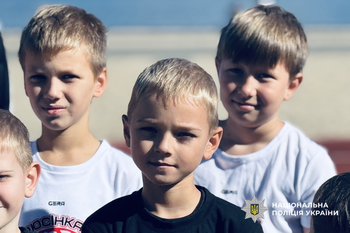 У Черкасах на майданчику для кросфіту казбетського пляжу відбувся відкритий турнір із фізичної підготовки, присвячений пам’яті поліцейських, які загинули під час виконання службових обов’язків.