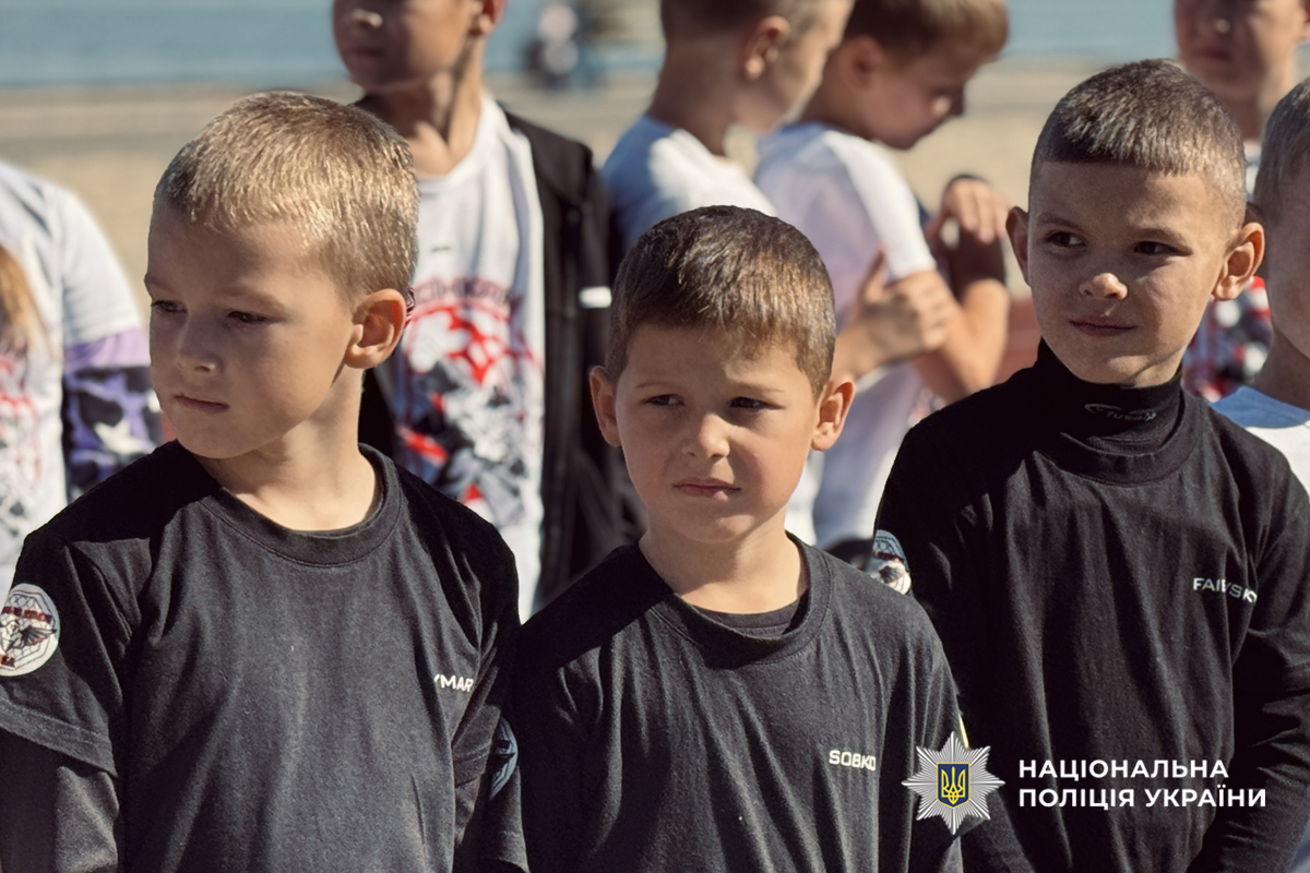 У Черкасах на майданчику для кросфіту казбетського пляжу відбувся відкритий турнір із фізичної підготовки, присвячений пам’яті поліцейських, які загинули під час виконання службових обов’язків.