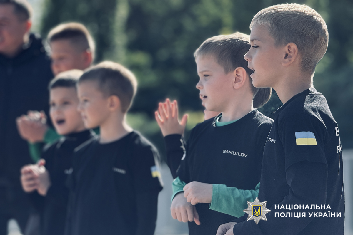 У Черкасах на майданчику для кросфіту казбетського пляжу відбувся відкритий турнір із фізичної підготовки, присвячений пам’яті поліцейських, які загинули під час виконання службових обов’язків.