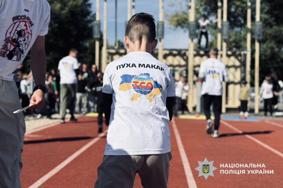 У Черкасах на майданчику для кросфіту казбетського пляжу відбувся відкритий турнір із фізичної підготовки, присвячений пам’яті поліцейських, які загинули під час виконання службових обов’язків.