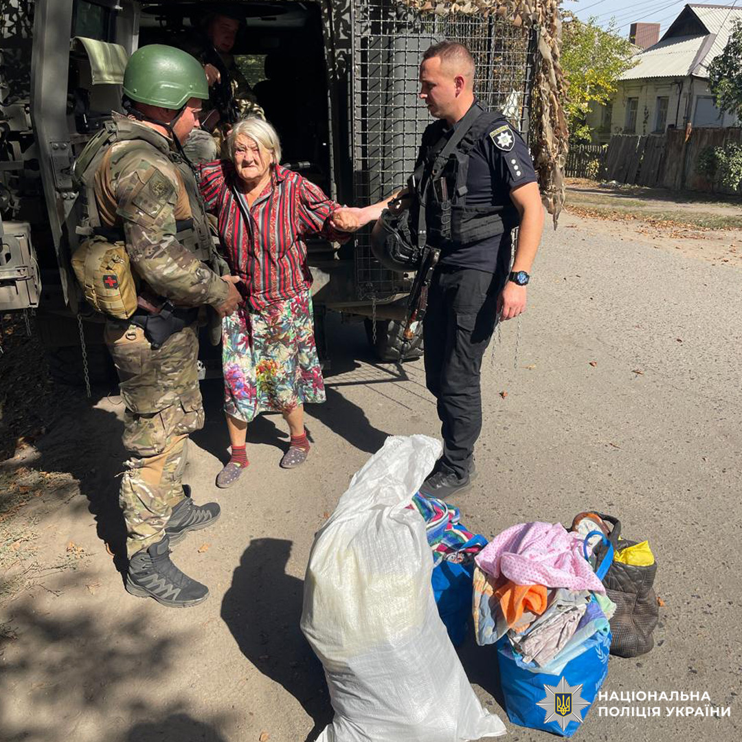 Поліція продовжує здійснювати обов’язкову евакуацію людей з населених пунктів Куп’янського району
